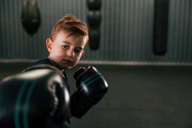 在健身房练习拳击的男孩的肖像，手上有发光的东西图片下载