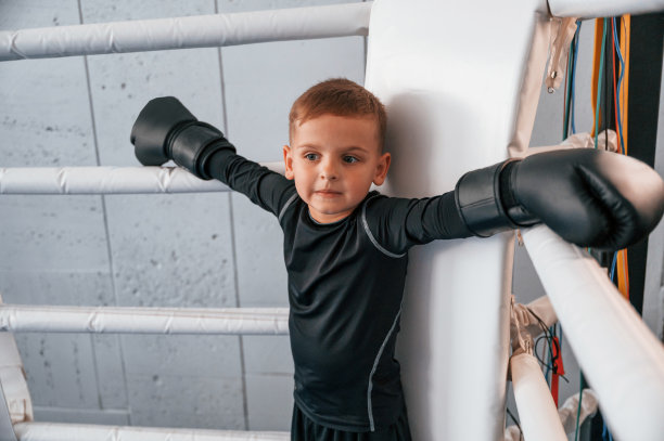 在戒指上。一个男孩在体育馆里练拳击，手上带着光图片下载