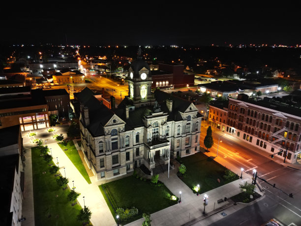 政府大楼的夜景鸟瞰图图片下载