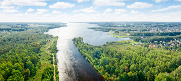 夏季傍晚，运河和水库的俯视图图片下载