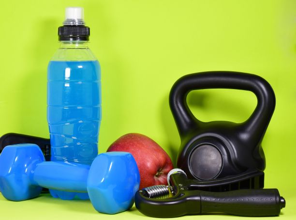 手握和各种配件的健身训练上的绿色背景图片下载