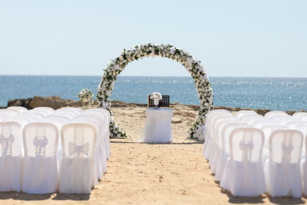 婚礼场地和沙滩上的拱形花坛图片下载