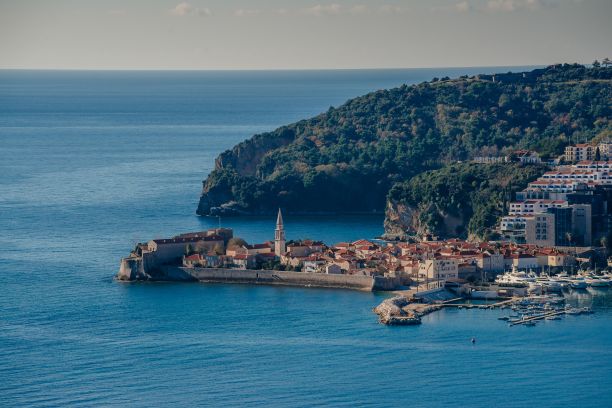 鸟瞰布德瓦，亚得里亚海上的黑山小镇图片下载