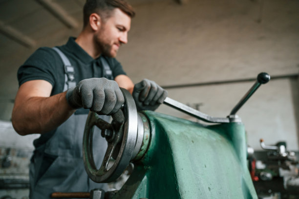 把轮子。穿着制服的人正在工作站研究农业技术细节图片下载