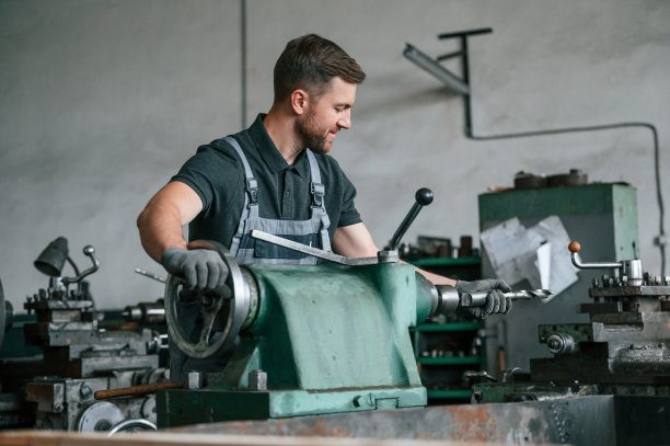 把轮子。穿着制服的人正在工作站研究农业技术细节图片下载