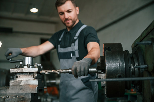 制作的细节。穿着制服的人正在工作站研究农业技术细节图片下载