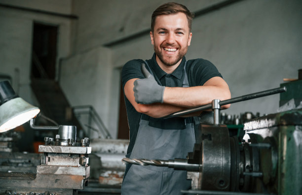 用钻座。穿着制服的人正在工作站研究农业技术细节图片下载