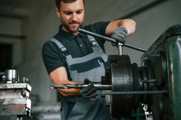 制作的细节。穿着制服的人正在工作站研究农业技术细节图片下载