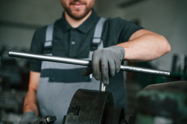 专注于各部分的开发。穿着制服的人正在工作站研究农业技术细节图片下载