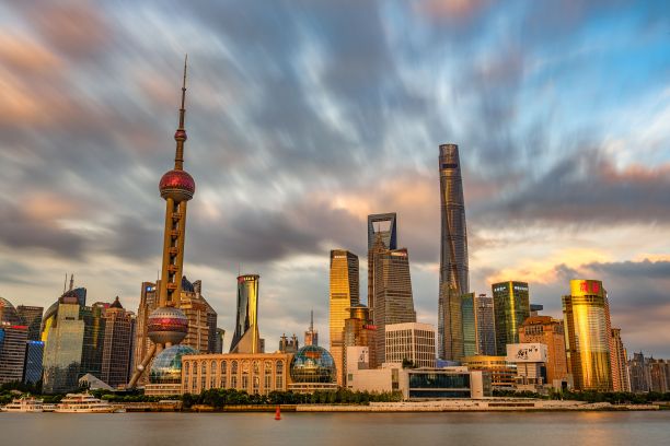 城市上空金色日落的迷人景色图片下载