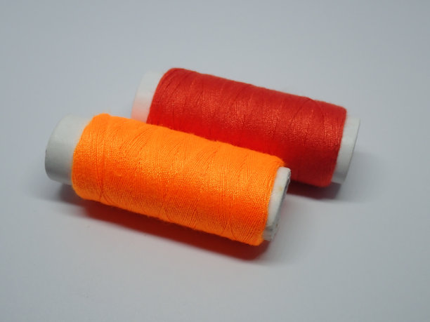 白底上两根孤立的缝线图片下载