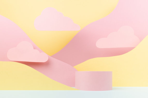 抽象场景用圆形粉色裙房，山景用粉彩、黄色、薄荷色的斜坡，云在搞笑的孩子风格。用于化妆品、商品、广告展示的舞台模板。图片下载