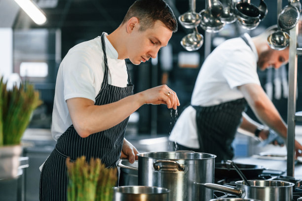 专业的员工。厨房工作人员正在一起准备食物图片下载