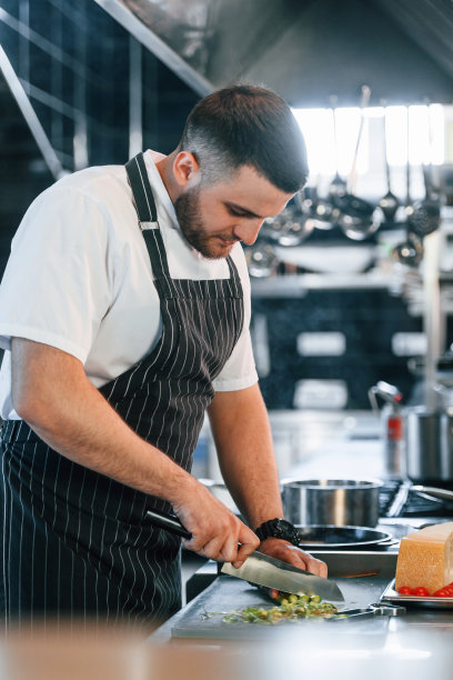专注于工作。厨师在厨房准备食物图片下载