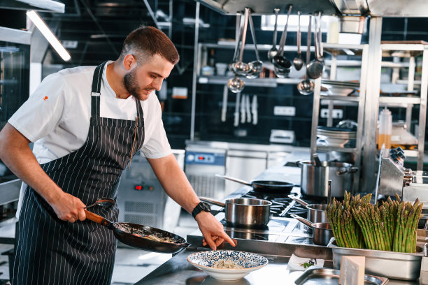 美味的沙拉。厨师在厨房准备食物图片下载