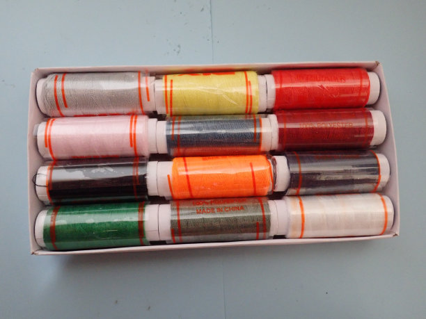 美丽多彩的12片缝纫线图片下载