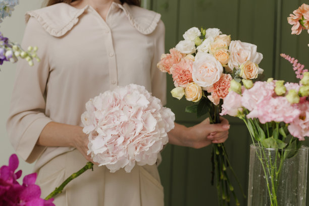 漂亮的女孩在一家花店收集一束花图片下载