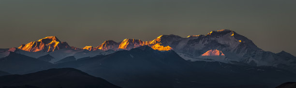 喜马拉雅山雪山上的日出图片下载