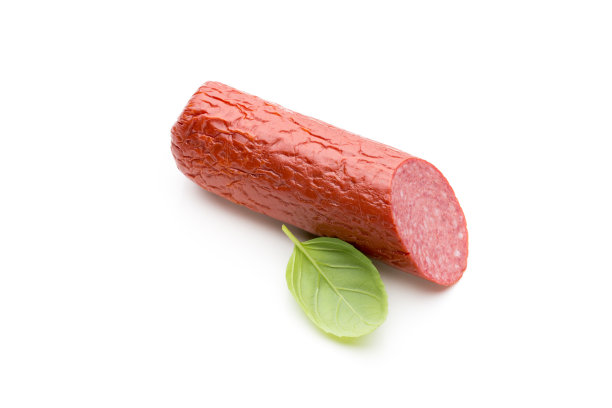萨拉米熏香肠，罗勒叶在白色背景上切好。图片下载