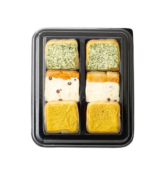 塑料托盘包装的鲑鱼罐头图片下载