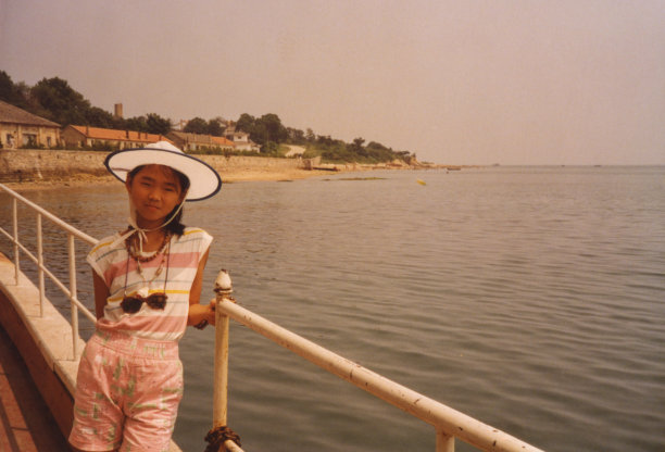 80年代海边的中国女孩真实生活的老照片图片下载