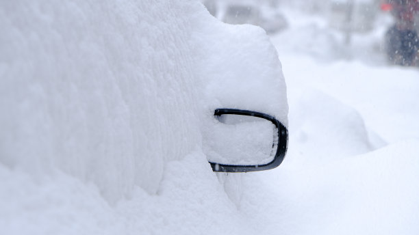 汽车下着大雪。图片下载
