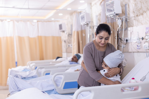 小女孩在医院耐心地拥抱她的母亲图片下载