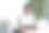 微笑的亚洲商人在现代化的办公室里用笔记本电脑工作图片下载