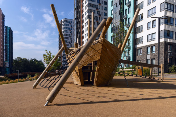 木船上空荡荡的孩子们的操场庭院图片下载