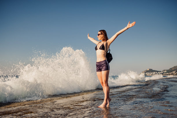 女游客喜欢在海边度假图片下载