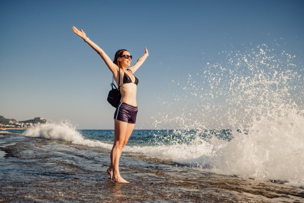 女游客喜欢在海边度假图片下载