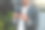 一个难以辨认的商人与电话站在办公楼附近的特写图片下载