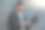 专注的商人在办公大楼外用笔记本电脑工作图片下载