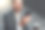 近距离微笑的上班族西装坐在楼梯上咖啡休息和使用电话图片下载