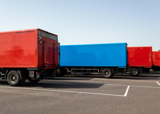 卡车在一个卡车停靠站的停车场等候。图片下载