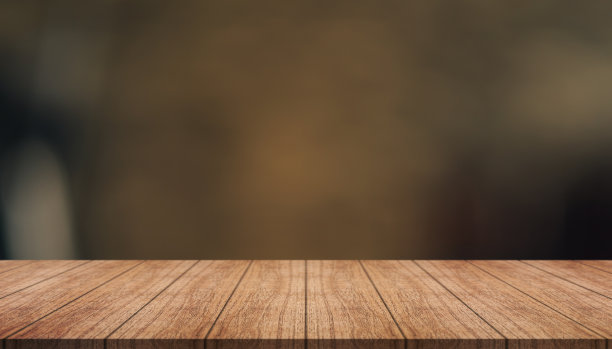 空的木制桌面与灯光散焦模糊的餐厅背景。图片下载