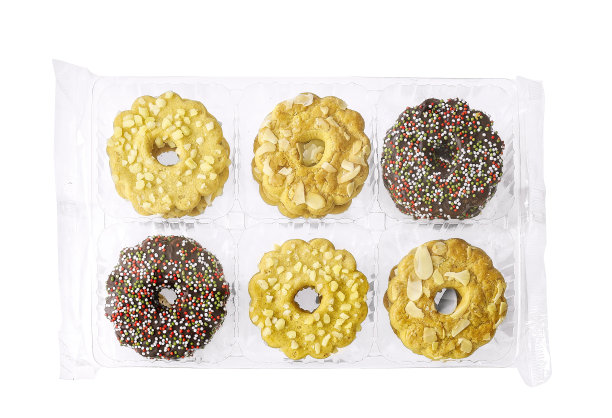 塑料托盘里的圣诞花环饼干图片下载