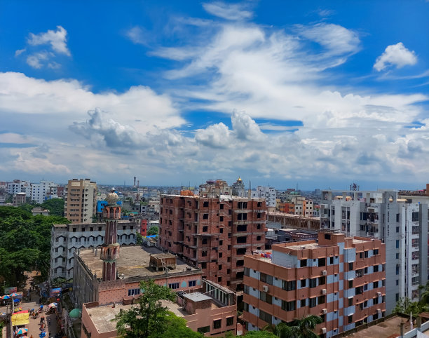在一个阳光明媚的日子里，俯瞰老达卡城，白色多云的天空图片下载