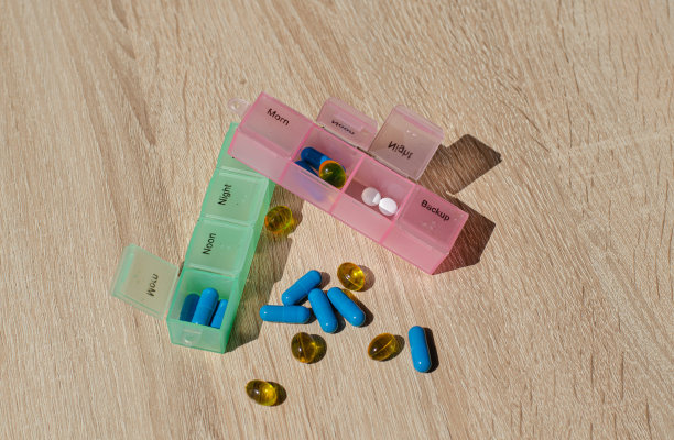 储存药片的盒子。多种颜色的维生素和药物胶囊。感冒药。医学和医疗保健。装有药品的家用急救箱。图片下载