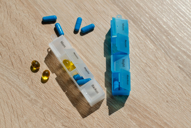 储存药片的盒子。多种颜色的维生素和药物胶囊。感冒药。医学和医疗保健。装有药品的家用急救箱。图片下载