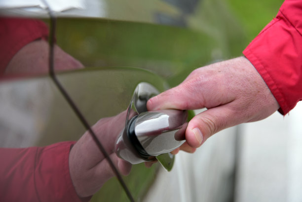 一名男子打开了一辆客车的车门图片下载