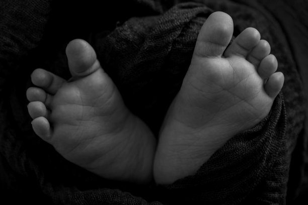 婴儿的脚在黑色和白色图片下载