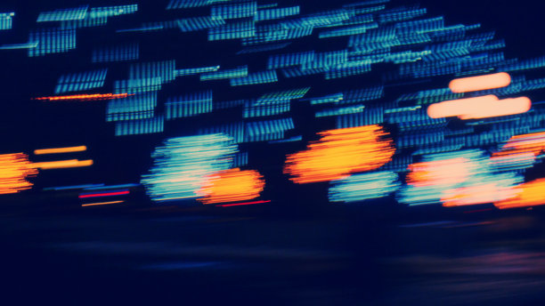 摘要模糊的背景，模糊的彩色线条的灯笼在一个黑色的背景。图片下载