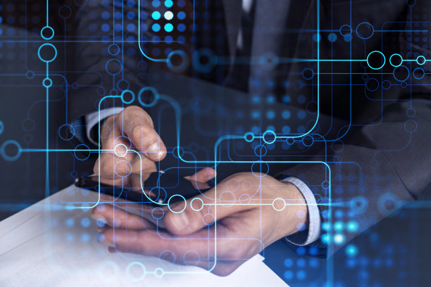 程序员手里拿着智能手机，测试一个创新的应用程序，以提供一种全新的服务。近距离射杀。全息技术图表。开发团队的概念。正式的服装。图片下载