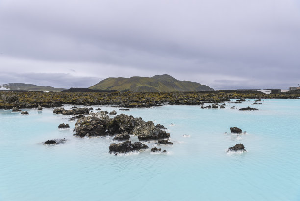 冰岛雷克雅未克，被熔岩包围的蓝色泻湖图片下载