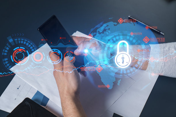 人使用手机。手打字的智能手机。双曝光锁定图标全息图。关闭了。数据网络安全概念。防止黑客攻击。图片下载