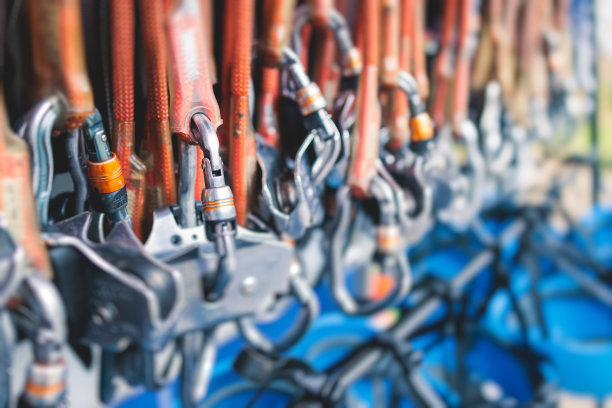 用于户外攀岩运动、攀岩、登山的装备，包括头盔、皮带、锁扣、绳索、带确保和保护装置的登山装备图片下载