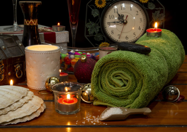 温泉组合项目与圣诞装饰。假日身体治疗理念图片下载