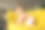 可爱的小女婴在黄色沙发上迈出了回家的第一步图片下载