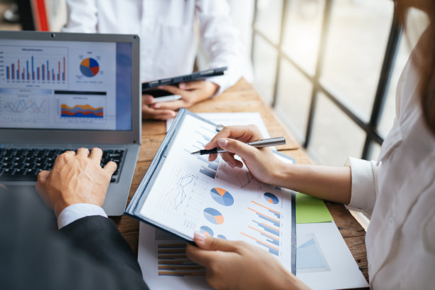 商务人士规划策略分析从财务文件报告，办公概念图片下载